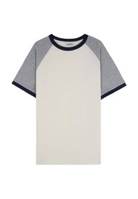 T-shirt avec un corps crème et des manches raglan grises, et un poignet bleu marine, fabriqué en coton doux. Design simple et décontracté.