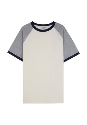 T-shirt avec un corps crème et des manches raglan grises, et un poignet bleu marine, fabriqué en coton doux. Design simple et décontracté.