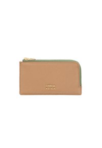 Cartera de piel sintética color marrón con acento de cremallera verde, con un logo dorado y un acabado suave y texturizado. Diseño compacto y rectangular.