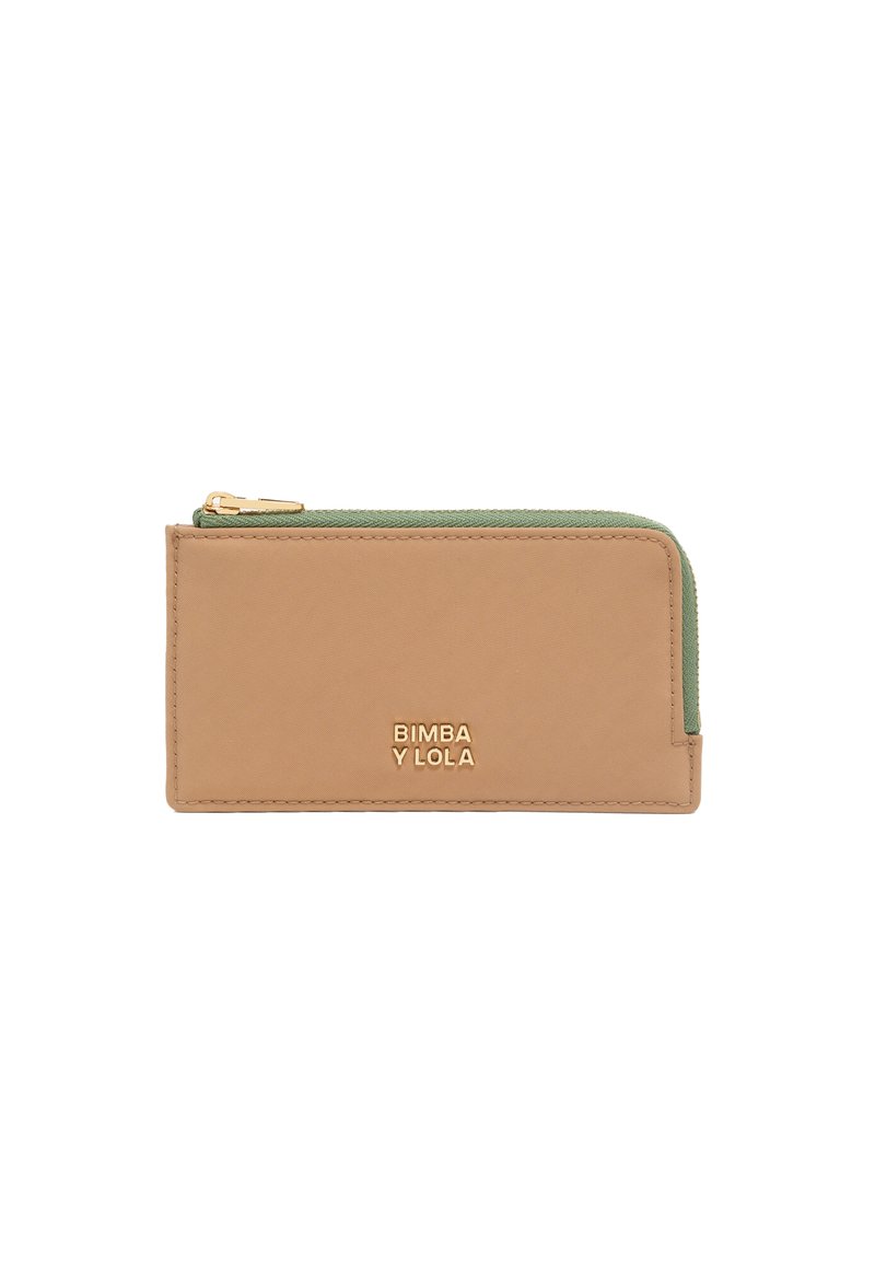 Cartera de piel sintética color marrón con acento de cremallera verde, con un logo dorado y un acabado suave y texturizado. Diseño compacto y rectangular.