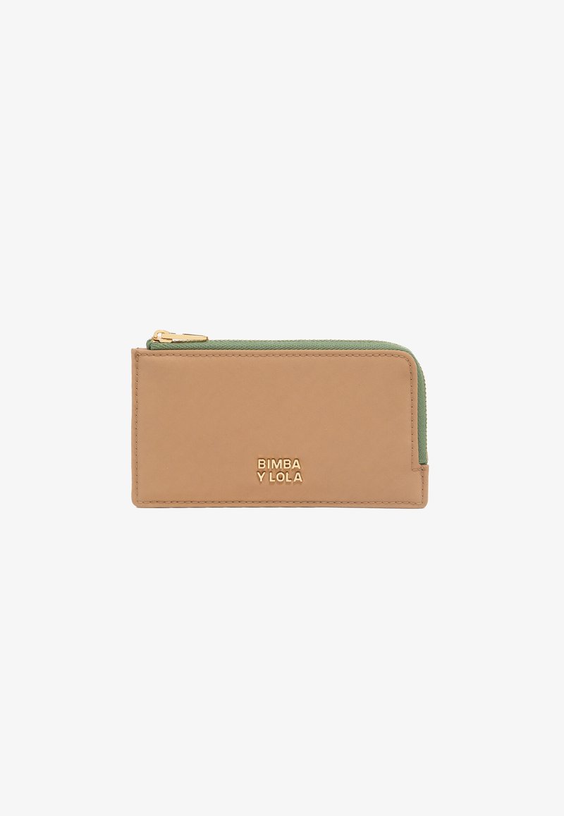 Cartera de piel sintética color marrón con acento de cremallera verde, con un logo dorado y un acabado suave y texturizado. Diseño compacto y rectangular.