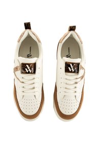 Witte sneakers met bruine accenten en details met reptieltextuur. Beschikt over een geperforeerde neusbox, vetersluiting en een trekband aan de hiel.