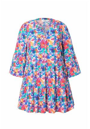 Blomstret kjole med V-udskæring og trekvartærmer, der har en lagdelt volantnederdel i livlige farver, herunder pink, lilla og grøn.