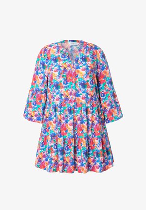 Blomstret kjole med V-udskæring og trekvartærmer, der har en lagdelt volantnederdel i livlige farver, herunder pink, lilla og grøn.