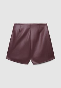Shorts in ecopelle bordeaux con una texture liscia, caratterizzati da due pieghe frontali e una vestibilità sartoriale, progettati per una silhouette contemporanea.