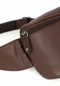 Bruine leren heuptas met textuurafwerking, bovenaan rits en zilverkleurige hardware. Zachte, ronde vorm met een verstelbare riem.