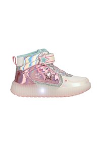Høje sneakers med iriserende materiale, pink og sølv accenter, stjernemotiver og en gennemskinnelig gummisål. Lyseblå snørebånd.