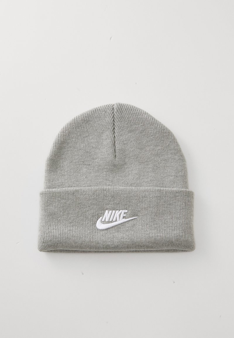 Harmaa neulepipo, jossa on käännettävä reunus ja etupuolella valkoinen Nike-logo brodeerattuna. Valmistettu pehmeästä, teksturoidusta materiaalista.