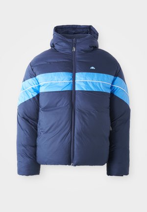 Dunkelblauer Puffer-Jacke mit Kapuze, die zwei horizontale hellblaue Streifen über der Brust aufweist. Mit Reißverschluss und gestepptem Material.