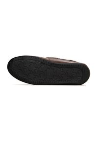 Pantof brown din piele, fără șireturi, cu o talpă din cauciuc texturat negru, având un model de tread în formă de stea pentru o aderență sporită.