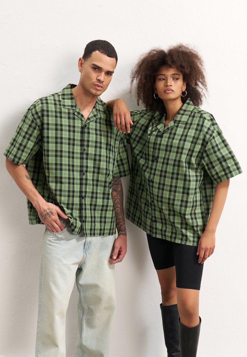 YOURTURN OVERSIZE UNISEX - Blusa com botões - green/black