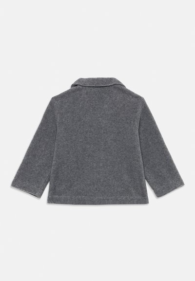 Blazer di lana grigia con colletto a punta, maniche lunghe e vestibilità rilassata. Texture liscia, dettagli minimi e orlo dritto in vita.