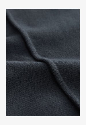 Sötét szövet, sima textúrával és finom kötésmintával, finom redőkkel és egységes, mély színnel.