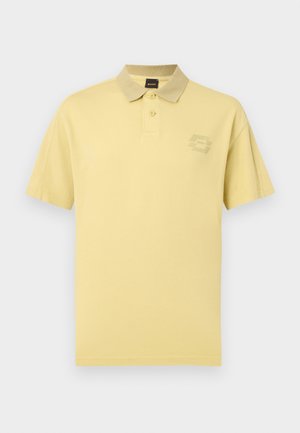 Polo jaune à manches courtes avec col beige, deux boutons, et logo subtil sur le côté gauche de la poitrine.
