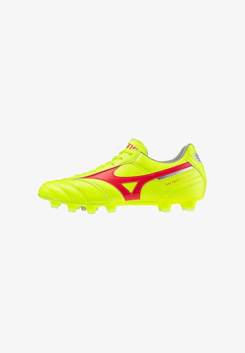 Botas de fútbol en un brillante color amarillo con acentos rojos, con una parte superior de cuero suave, cordones y suela con tacos para mayor tracción.