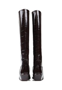 Brązowe wysokie botki z ekoskóry z wzorem krokodyla, ostro żądłem i grubym obcasem, z gładkim, błyszczącym wykończeniem.