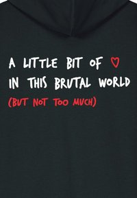 Felpa nera con cappuccio e scritta bianca e rossa: "Un po' di ❤️ in questo mondo brutale (MA NON TROPPO)." Tessuto accogliente e design casual.