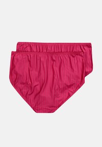Culotte de bain rose à rayures, en tissu brillant, dotée d'une taille élastique et de détails froncés sur les bords. Texture lisse, design ajusté.