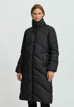 Schwarze Daunenjacke mit hohem Kragen, mit gesteppter Optik, Reißverschluss und seitlichen Taschen. Lange Ärmel und knielanges Design.