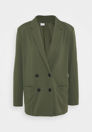 Blazer cruzado en verde oliva con botones negros y dos bolsillos delanteros, con cuello de solapa con muesca.