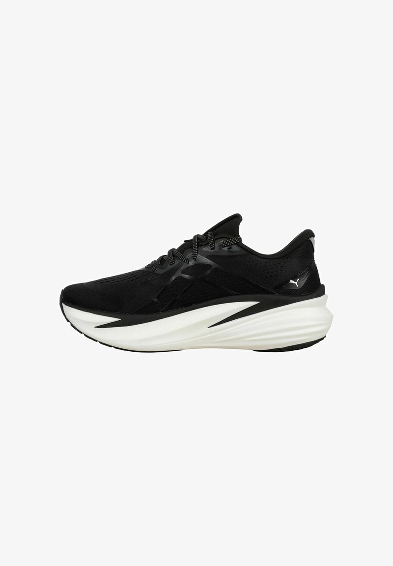 Chaussure de sport noire avec une tige en mesh, une semelle intermédiaire blanche épaisse et une semelle extérieure noire texturée. Dispose de lacets ronds et d'un logo au talon.