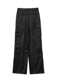 Schwarze Cargo-Hose mit weitem Bein und mehreren Klappentaschen an den Beinen sowie schmalen Paspeltaschen auf der Rückseite, aus glattem Gewebe gefertigt.