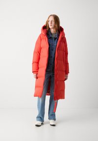 Marc O'Polo PUFFER COAT WITH HOOD SIDE SLITS WITH ZIPPER WELT POCKETS BACKPACK BELTS - Sulemantel - poppy red