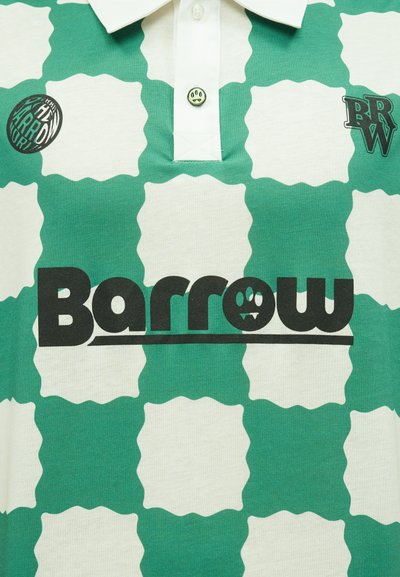 Παντελόνι με πράσινο και λευκό καρό, λευκό γιακά, μαύρο κείμενο "Barrow" με λογότυπο πατουσάκι και μικρά στρογγυλά κουμπιά με χαμογελαστά προσωπάκια.