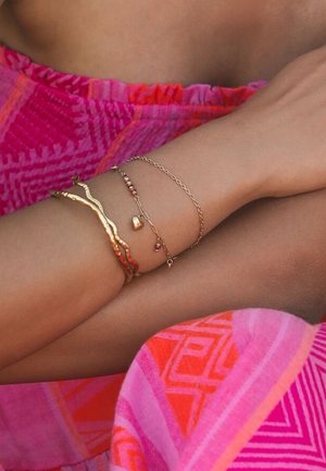 My Jewellery, SUNROCKS DOUBLE BRACELET WITH MULTICOLORED BEADS AND CHARMS - Armband - goud verguld stainless steel