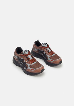ASICS SportStyle GEL NYC 2.0 SIGNATURE SERIES HAL STUDIOS UNISEX - Αθλητικά παπούτσια - mahogany/black