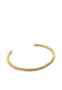 Pulsera de muñeca de oro con un diseño texturizado y retorcido. Forma circular, de extremos abiertos, acabado suave con una superficie ligeramente ondulada.