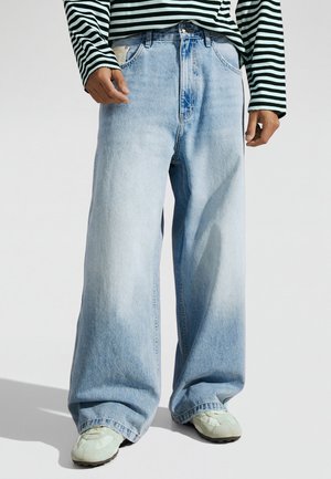 Bershka, BARREL JEANS WITH PATCHES - Jean coupe décontractée - light blue