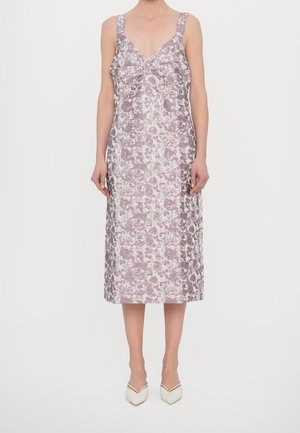 Kwiecista sukienka midi w kolorze lawendy i bieli, wykonana z tkaniny, z dekoltem w serek i szerokimi ramiączkami. Posiada dopasowany gorset i luźną spódnicę.