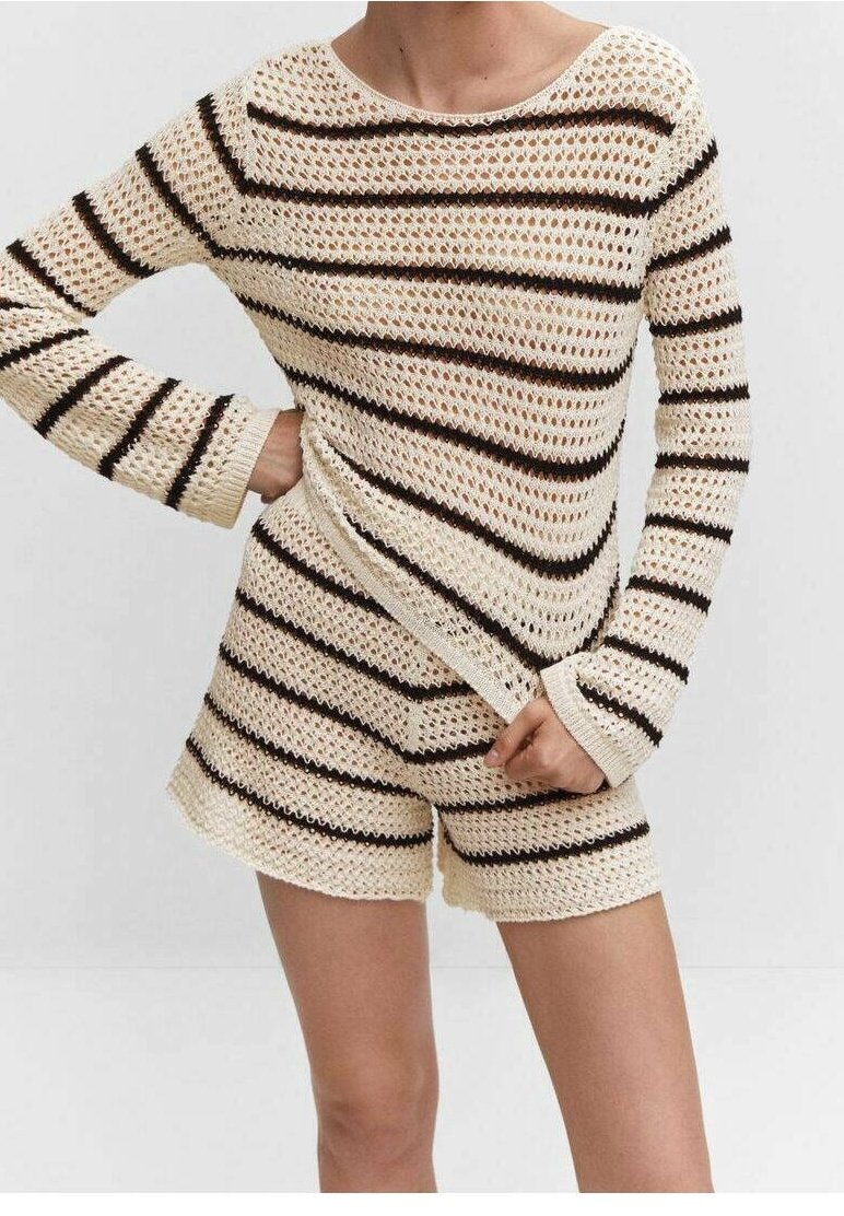 Ensemble pull tricoté et short en tricot crème avec rayures marron foncé. Coupe ample avec un col rond et un design texturé à tissage ouvert.