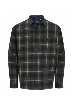 Chemise à carreaux en flanelle verte et marine, avec des manches longues, un col pointu et une poche poitrine.
