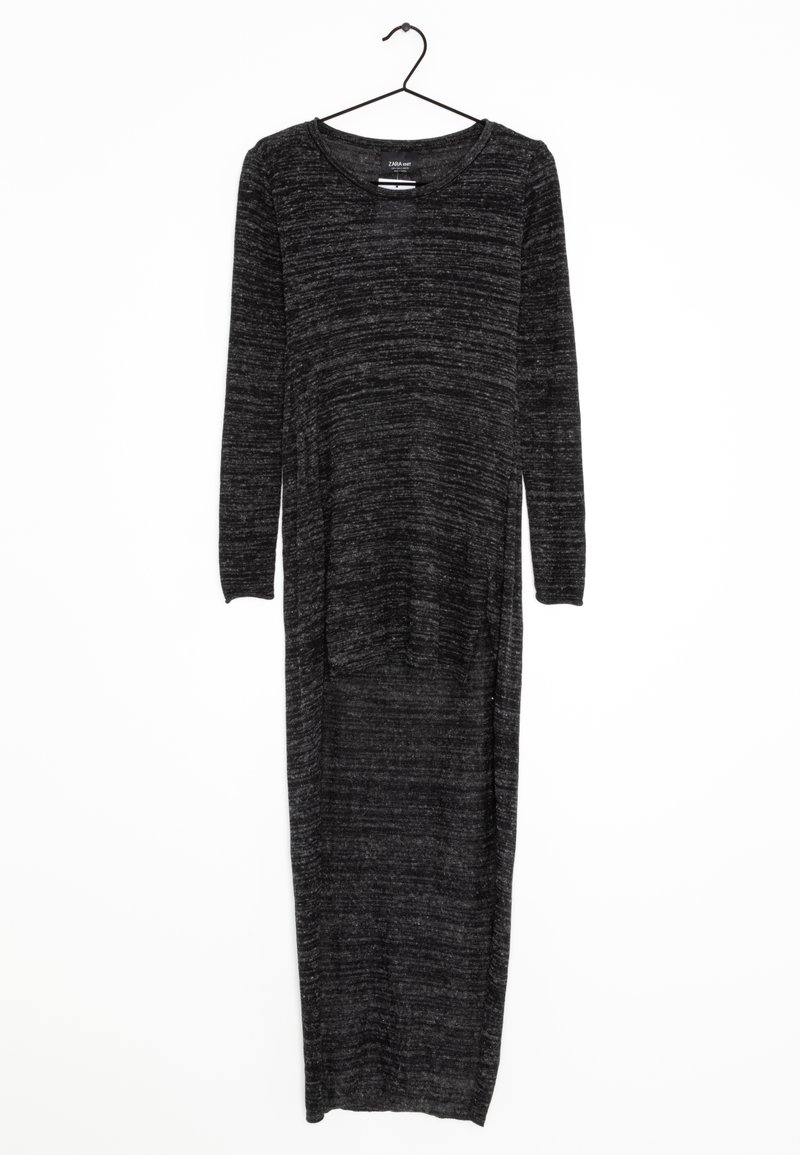 Robe à manches longues et longueur cheville en gris foncé, présentant une texture marbrée subtile et un col rond, suspendue à un cintre noir sur fond blanc.