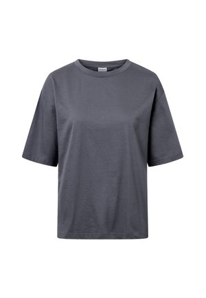 Ciemnoszara, oversized, koszulka z krótkim rękawem typu crew neck o gładkiej fakturze, z widoczną metką marki wewnątrz kołnierza.