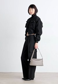 Calvin Klein SOFT SCULPT SHOULDER BAG - Kabelka - cinder