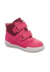 Rosa High-Top-Stiefel mit zwei verstellbaren Riemen, die eine Kombination aus glatten und Wildledertexturen, einer weißen Gummisohle und Mesh-Details aufweisen.