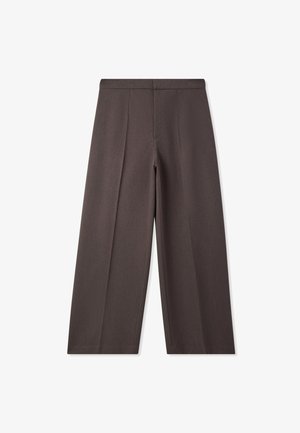 Pantaloni a gamba larga in tessuto marrone scuro. Presentano una vita alta e pieghe sottili, offrendo una texture liscia e un design strutturato.