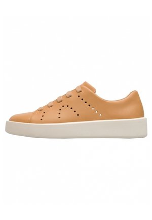 Tan lavhøj sneaker med perforeret sidedesign, matchende tan snørebånd og tyk hvid sål.