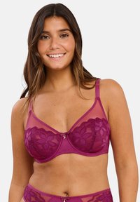 Soutien-gorge bordeaux avec un design en mesh transparent orné de broderies florales, des bretelles ajustables et un petit nœud décoratif au centre devant.
