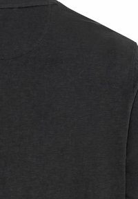 Czarny t-shirt z gładkiego, teksturowanego materiału. Okrągły dekolt, krótki rękaw, z delikatnym melanżowym wzorem.