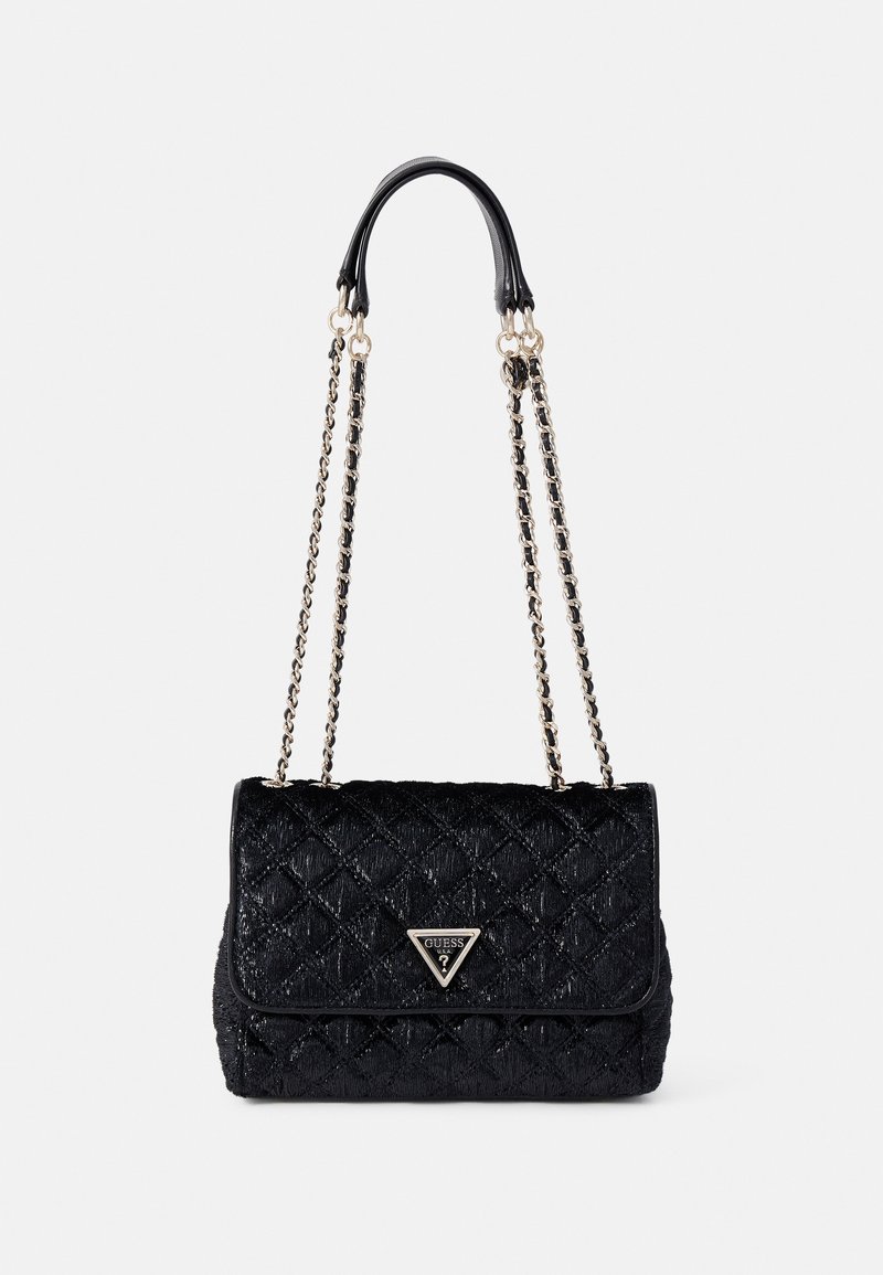 Sac à épaule matelassé noir avec bandoulières en chaîne dorée et logo triangulaire Guess sur le rabat avant.
