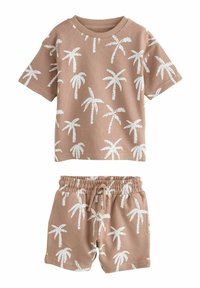 Tan katoenen shorts en bijpassend kortärmige top met witte palmbomenprints. Zachte textuur met elastische tailleband voor flexibiliteit.