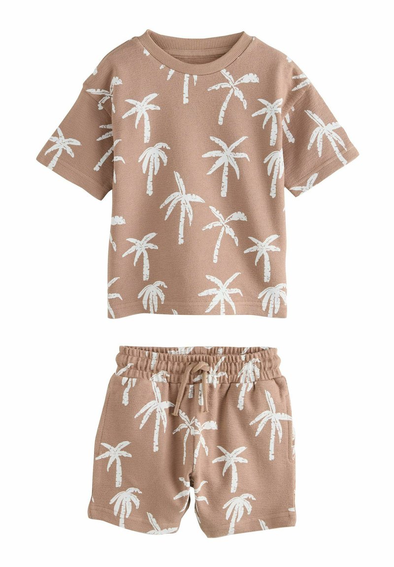 Tan katoenen shorts en bijpassend kortärmige top met witte palmbomenprints. Zachte textuur met elastische tailleband voor flexibiliteit.