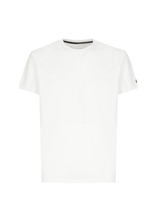 T-shirt bianca semplice a maniche corte con scollo rotondo e una piccola etichetta nera sulla manica sinistra, mostrata su sfondo bianco.
