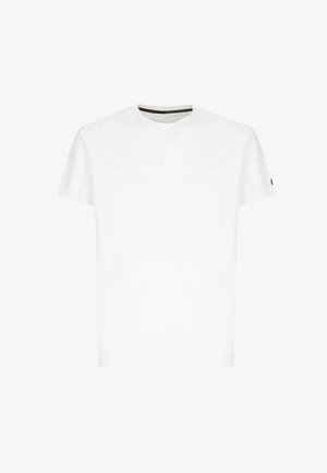 Hvidt kortærmet t-shirt med rund hals og en lille sort mærkat på venstre ærme, vist på en hvid baggrund.