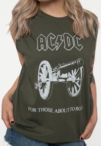 Paradiso Clothing AC/DC ABOUT TO ROCK MUSCLE - Top - green