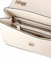 Interior de bolso de mano beige de lujo que presenta múltiples compartimentos, un bolsillo con cremallera y un cierre a presión con acentos de hardware en tono dorado.